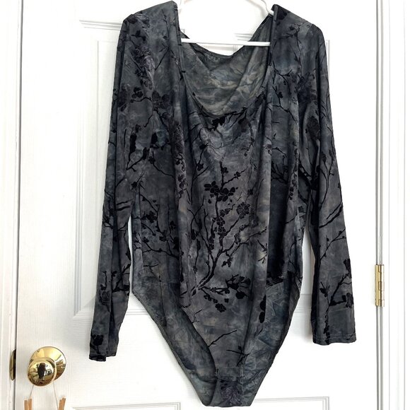ladies size 2X 46" bust long sleeve gray black floral bodysuit - Picture 1 of 2